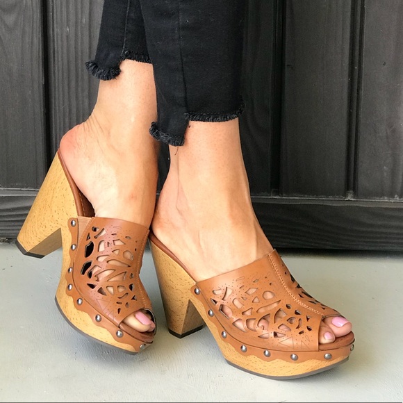 NIB Cognac Laser Cut Wooden Platform Mule Clog - Picture 2 of 7